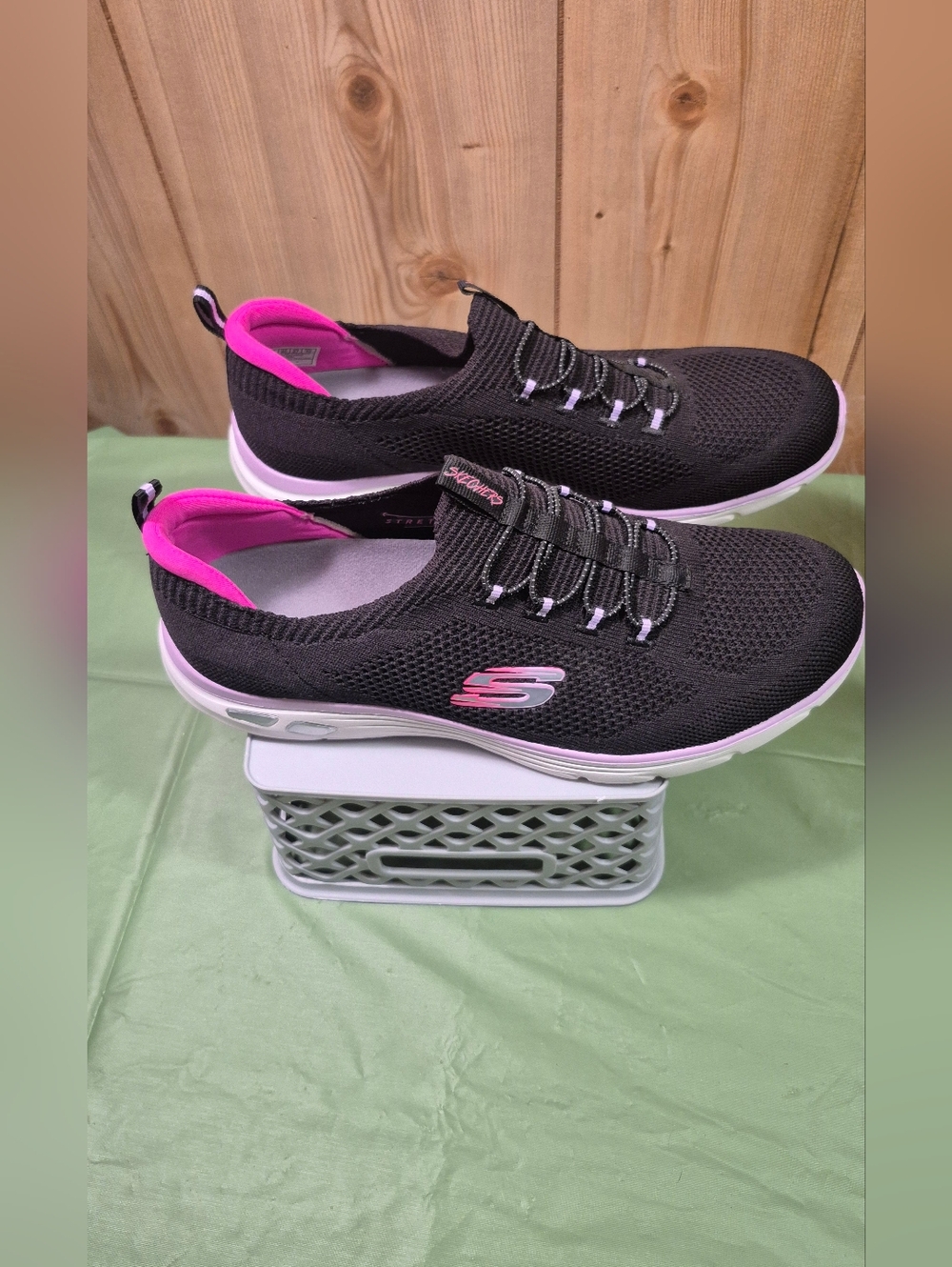 SKECHERS WOMAN'S SNEAKER SIZE 10